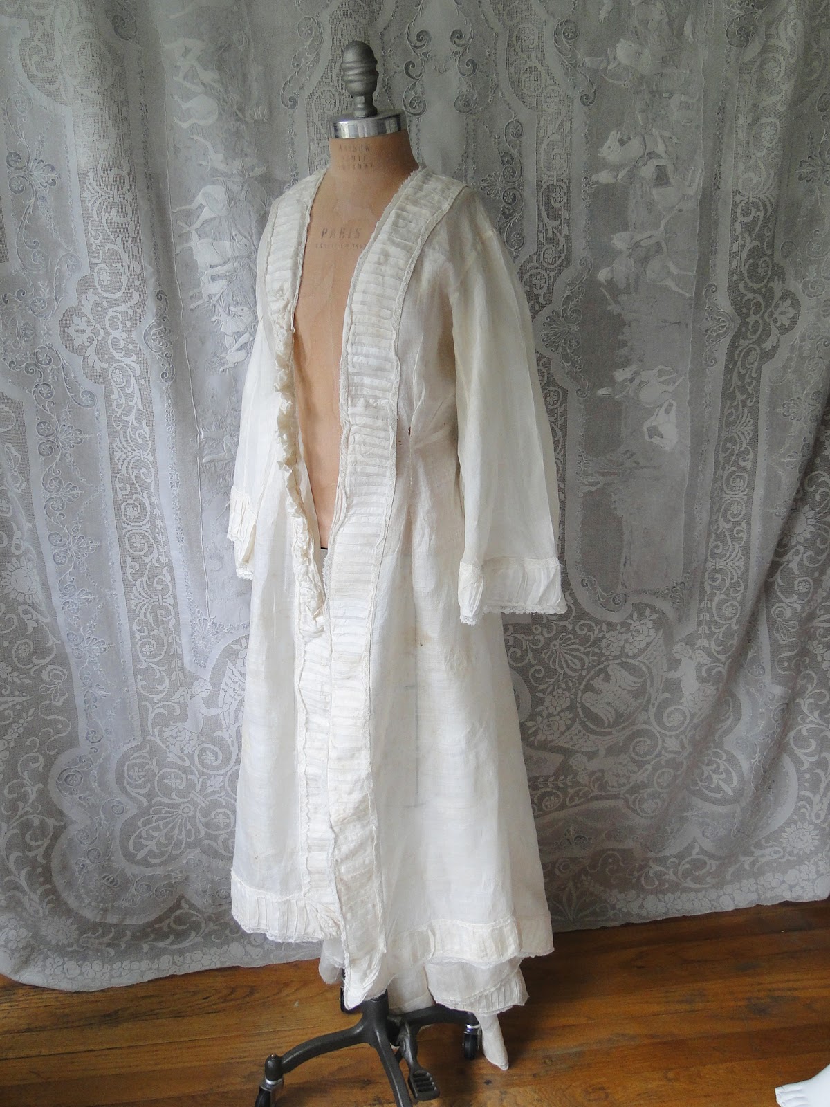 CIRCA 1860,FINE LINEN COAT/ROBE WITH PAGODA SLEEVES,MRS.WARD THORON  BEQUEST,MUSEUM DEACCESSION