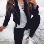 OMG these fall outfit ideas that anyone can wear teen girls or women. The  ultimate fall fashion guide for high school or college.
