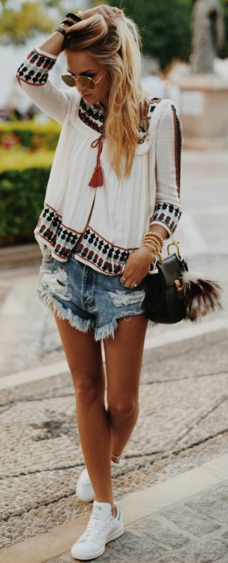Could this be the perfect summer boho outfit? In love with the top and the  frayed shorts. Via Nina Suess Top: Zara, Shorts/Shoes: Edited, Bag: Chloe