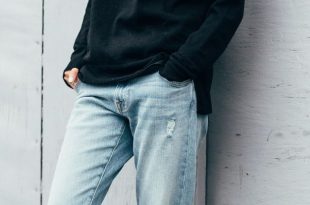 street style addiction : black sweatshirt + ripped boyfriend jeans +  sneakers