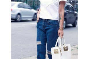 white Top shirt - navy Boyfriend jeans jeans - white white bag bag