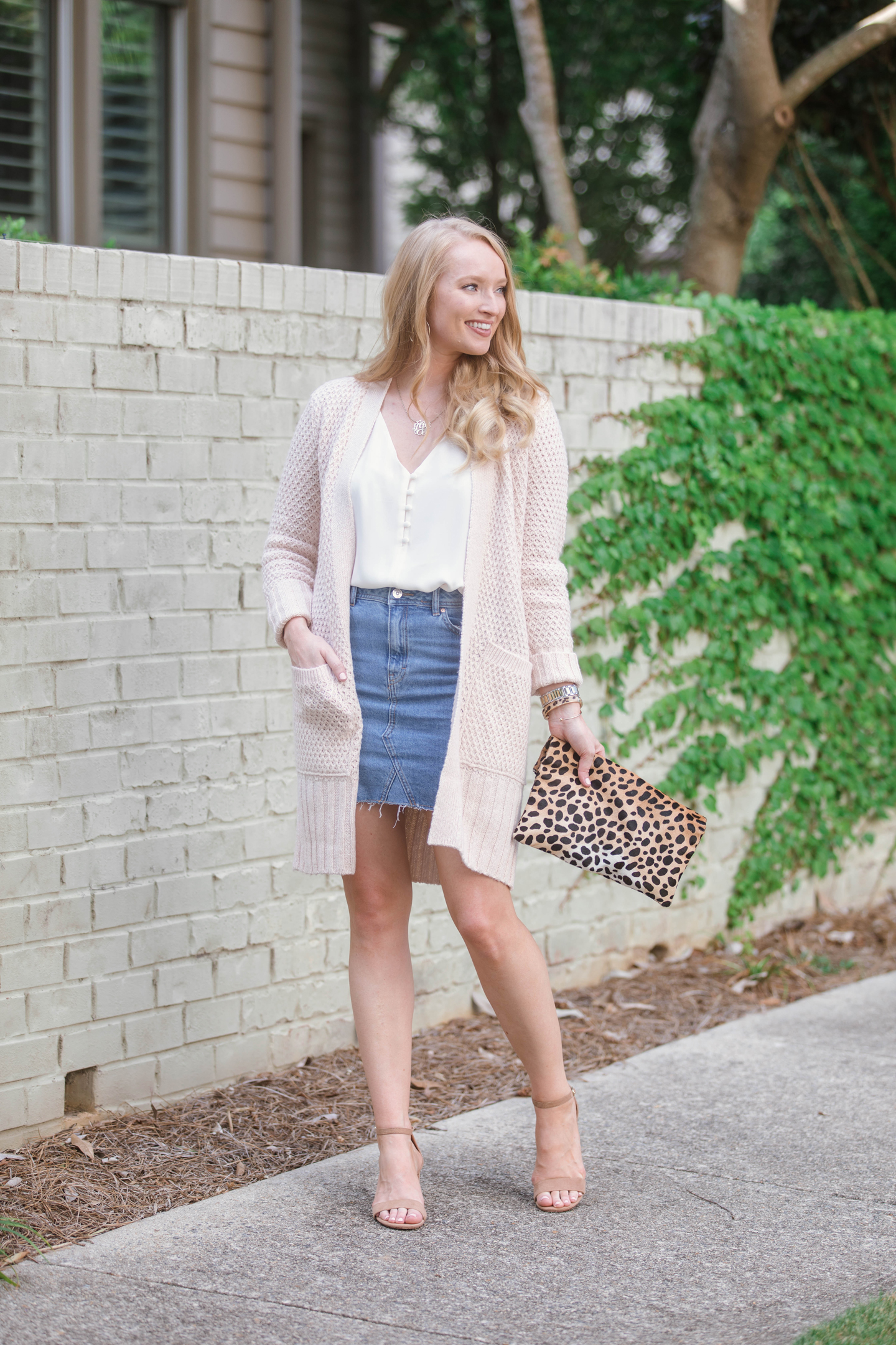 denim-skirt-outfit-ideas-strawberry-chic