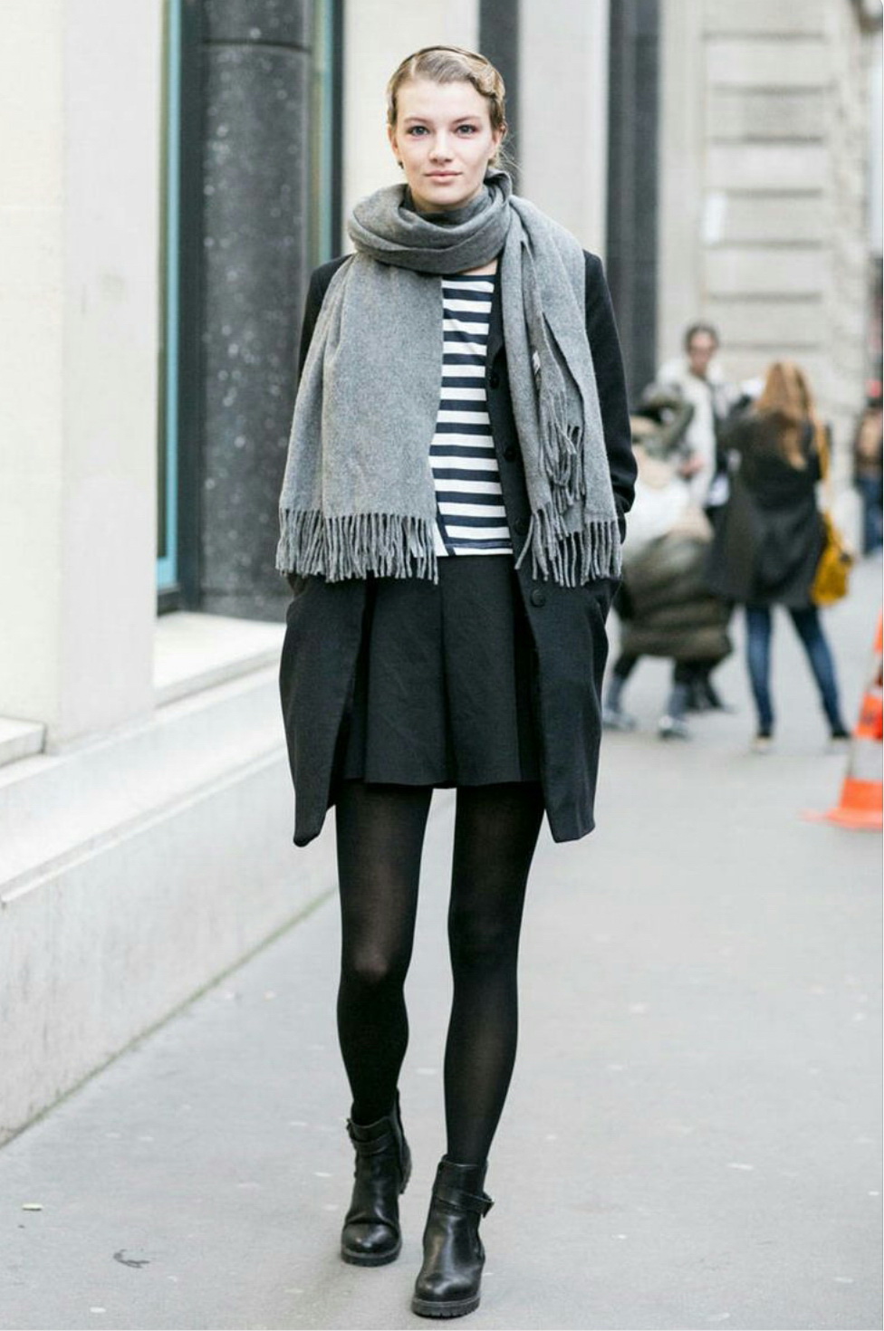 Parisian Chic Street Style - Dress Like A French Woman (35)