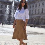 Knee-lenght suede skirt with white shirt. Street style Spencer Shirts,  Cropped White