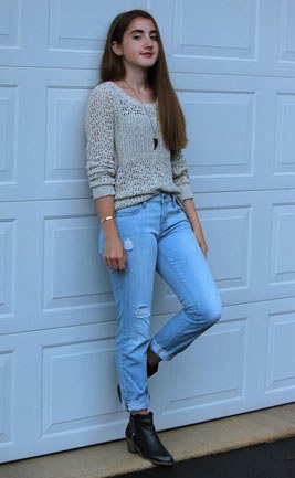 A pullover with boyfriend jeans makes for one super cool grungeinspired  outfit. To avoid going