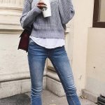 what to wear with skiny jeans : grey sweater + top + bag + sneakers