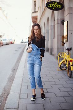 #ZARAPeople - Abril Caroline Blomst, Dungaree Jeans, Dungarees Outfits,  Jeans Jumpsuit,
