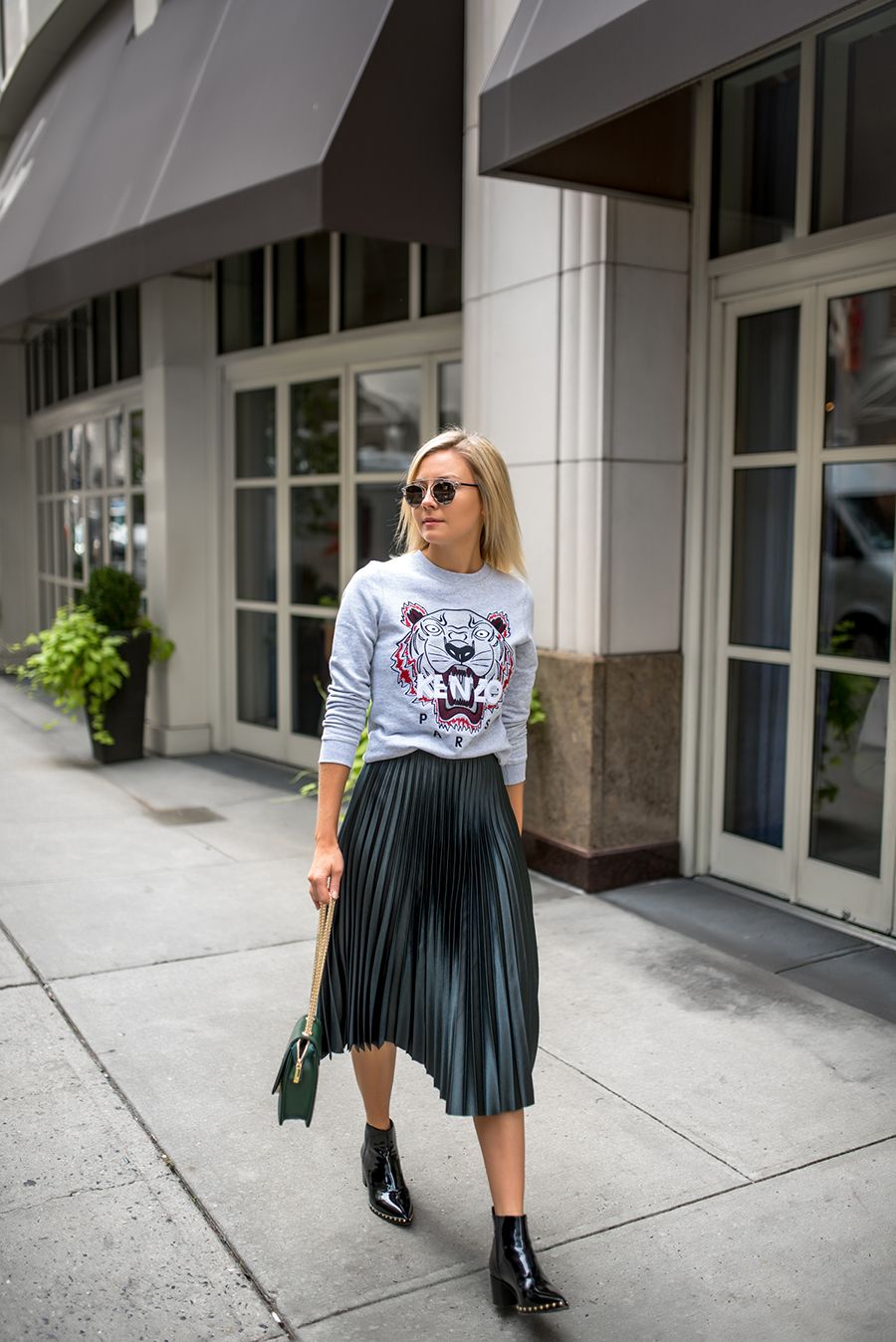 Street style 2017 fashion trends: pleated skirt