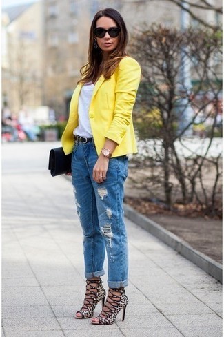 How to wear: yellow blazer, white v-neck t-shirt, blue