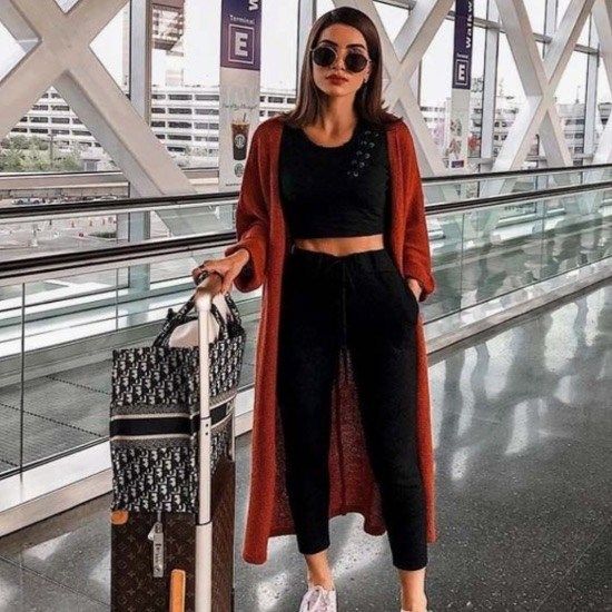 10 Perfect Travel Outfits That Will Keep You Comfy And Stylish