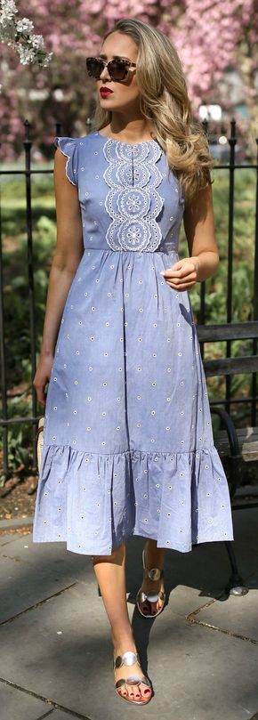 30 Dresses in 30 Days: Garden Party // Light blue contrast broderie anglaise emb…