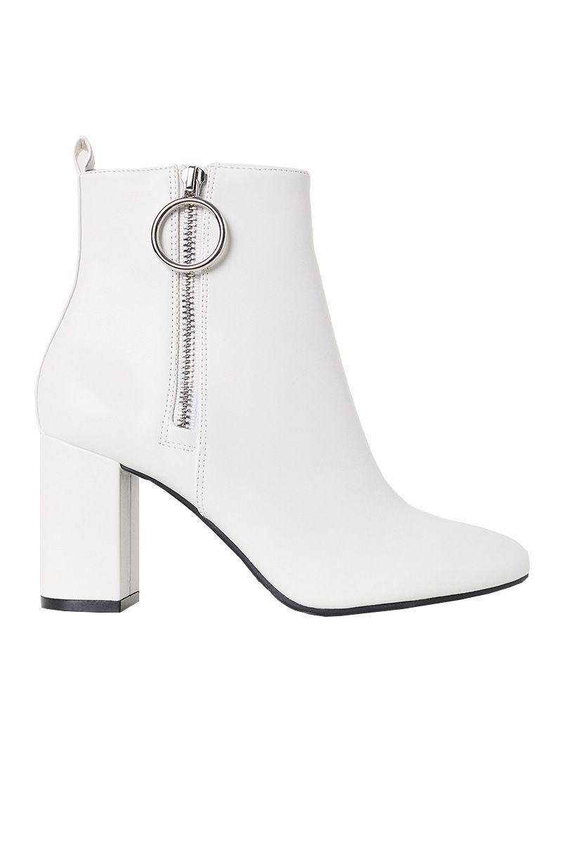 Fall’s Best White Boots to Shop at Every Price Point