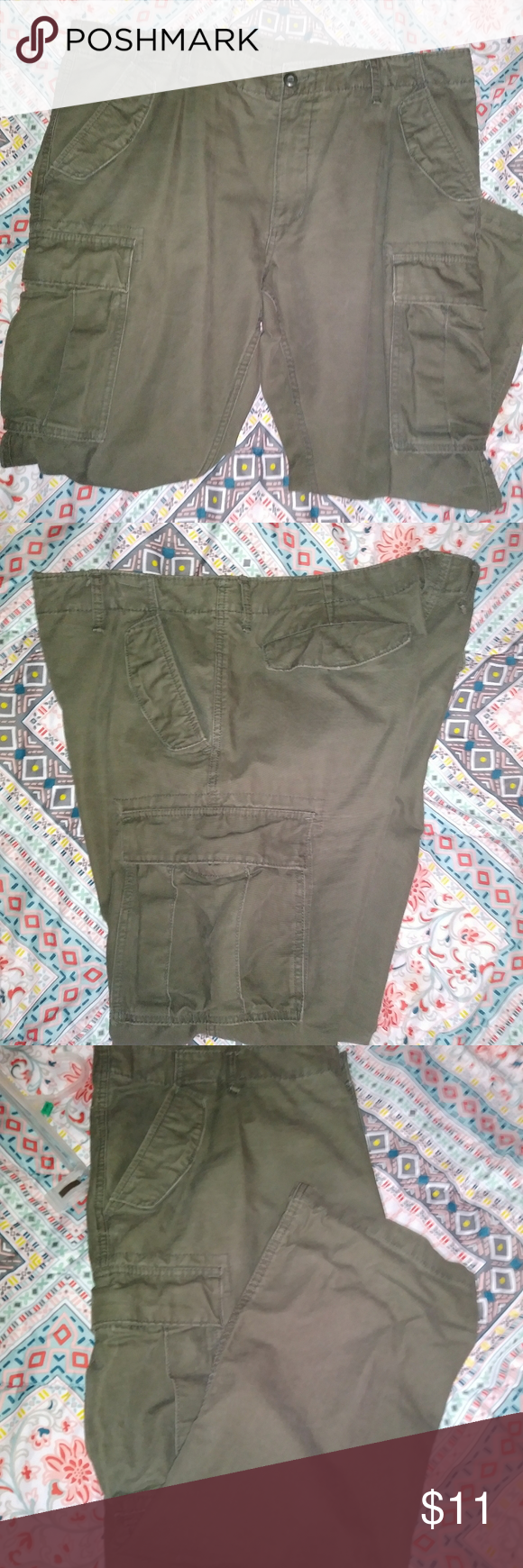 Old Navy Cargo pants Men’s size 42×30 Old Navy Cargo pants. USED and in Excelle…